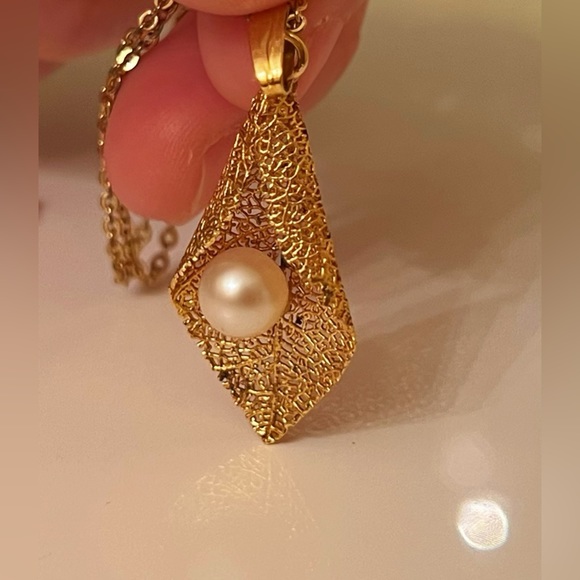 [SOLD] JAPAN Vintage AKOYA Pearl Necklace Unique Design Leaf Embrace Pearl - Picture 10 of 11